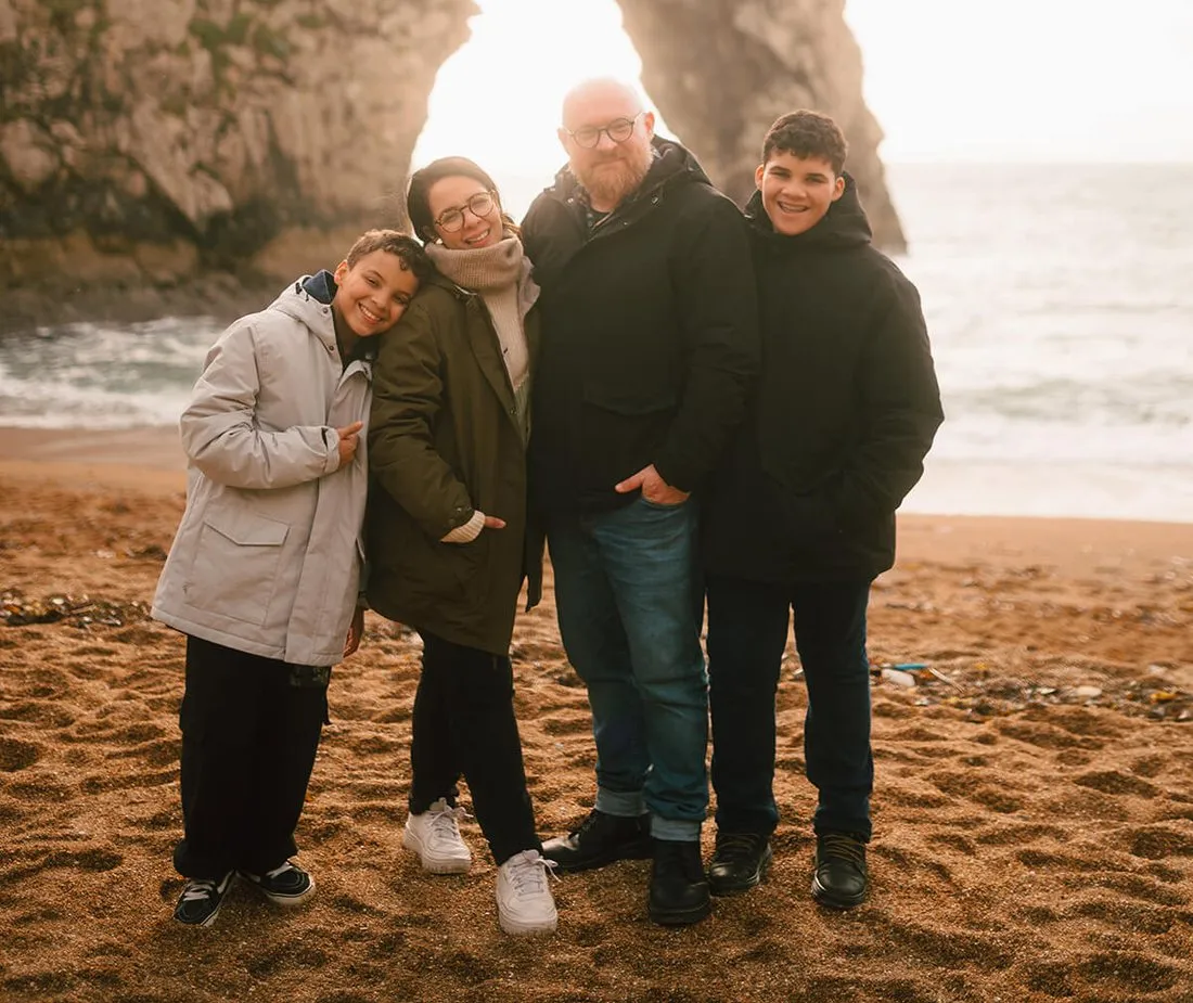 Carol Bazzo com o marido, Angelo, e os dois filhos, numa praia